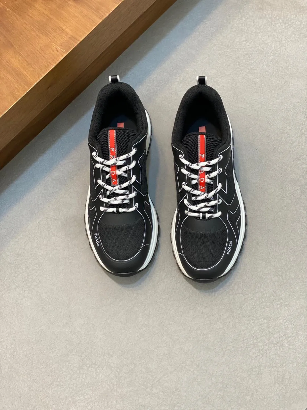 Men's Men's Shoes 💰780 Prada/Prada Men's Leather Casual Sports Shoes, great products made in Guangzhou! Made of imported solid-color calfskin stitched with mesh cowhide upper, three-dimensional geometric segmentation, precision manufacturing, even stitching, the leather texture can be seen at a glance, multi-color splicing, fashionable and generous, soft, comfortable and breathable, decorated with the PRADA letter logo on the outside. The tongue is decorated with the classic letter logo, and the heel is decorated with a fabric strap. It is a classic sports shoe shape of the P family, with a fabric lining, a cowhide footbed with a silver logo, and an exclusive rubber outsole of the P family. The details are carefully crafted, making it a versatile item for travel! Comes with original box and dust bag! Multiple colors available! Size: 39-40-41-42-43-44 standard leather shoe size